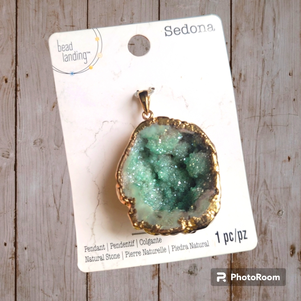 NWT Mint Green Druzy Crystal Geode Pendant Gold Tone